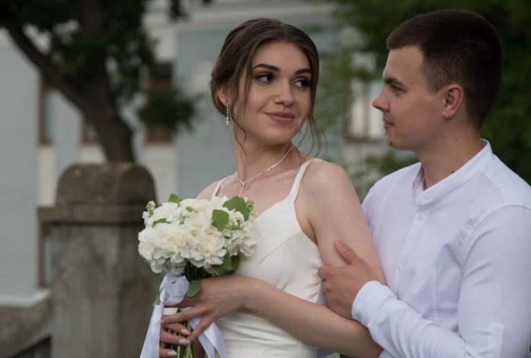 Пригощали «шишками»: у Калуші воїн з Харківщини одружився з коханою (ФОТО)
