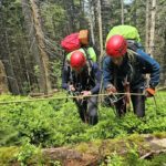 рятувальники підіймаються горою
