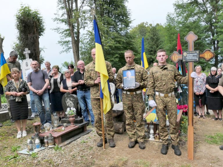 У Тисменицькій громаді попрощалися з загиблим воїном Романом Калинчуком (ФОТО)