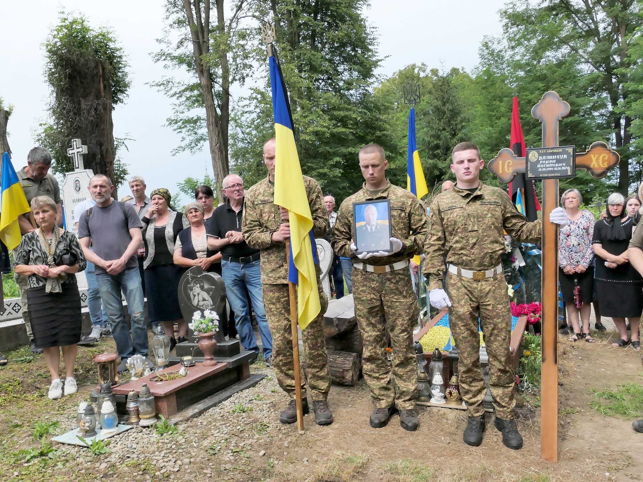 У Тисменицькій громаді попрощалися з загиблим воїном Романом Калинчуком (ФОТО)