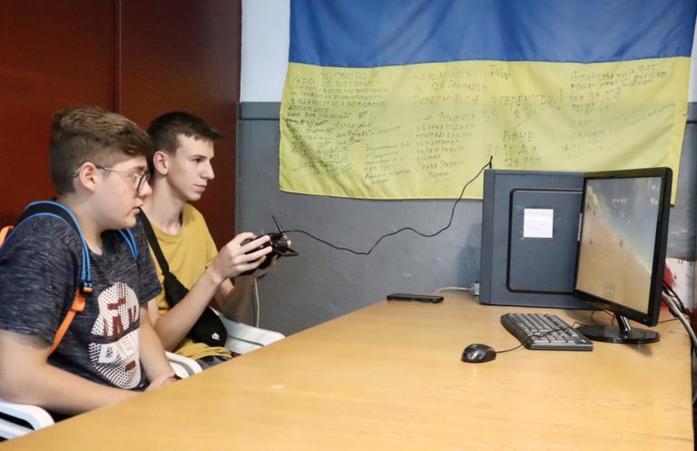 Коломиян кличуть навчитися керувати “Мавіками” і FPV