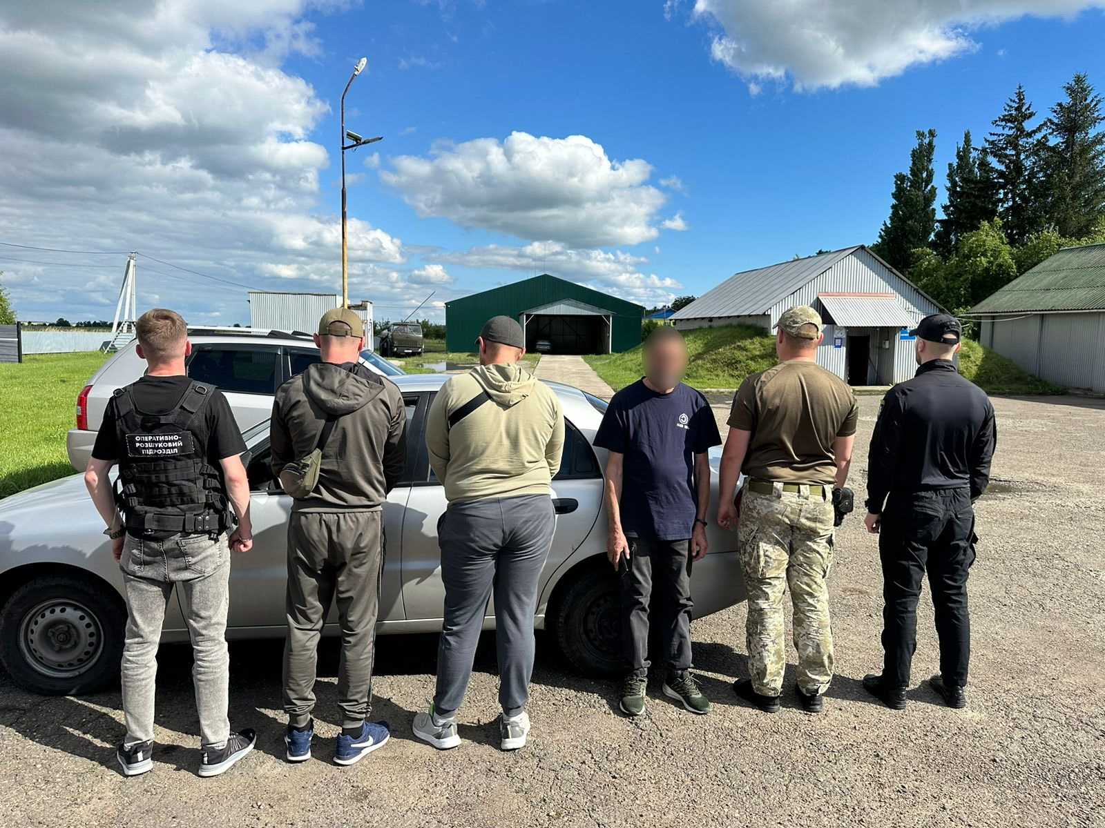 Таксі за 4 тисячі євро: на кордоні затримали франківців, які незаконно намагались в’їхати до Румунії (ВІДЕО, ФОТО)