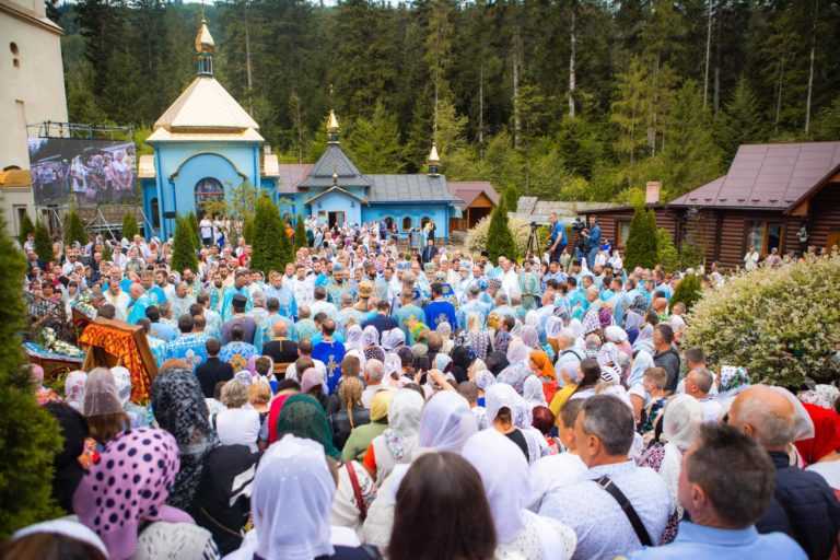 Глава ПЦУ Епіфаній очолив прощу у Маняві (ФОТО)