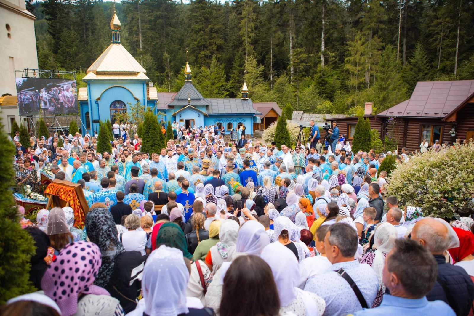 Глава ПЦУ Епіфаній очолив прощу у Маняві (ФОТО)