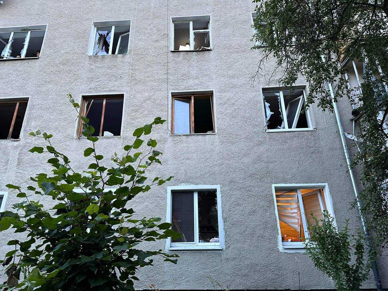 Пошкоджені вікна у 12-ти будинках, дитсадку, школі, вражений університет: деталі атаки на Івано-Франківськ
