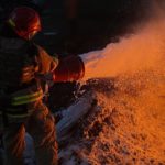 пожежник гасить пожежу після ракети