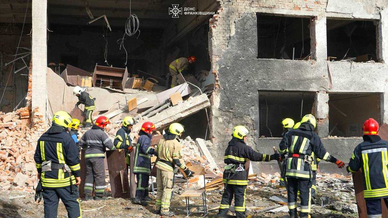 Як виглядає ІФНТУНГ вдень після ранкового обстрілу Івано-Франківська росіянами (ФОТО, ВІДЕО)
