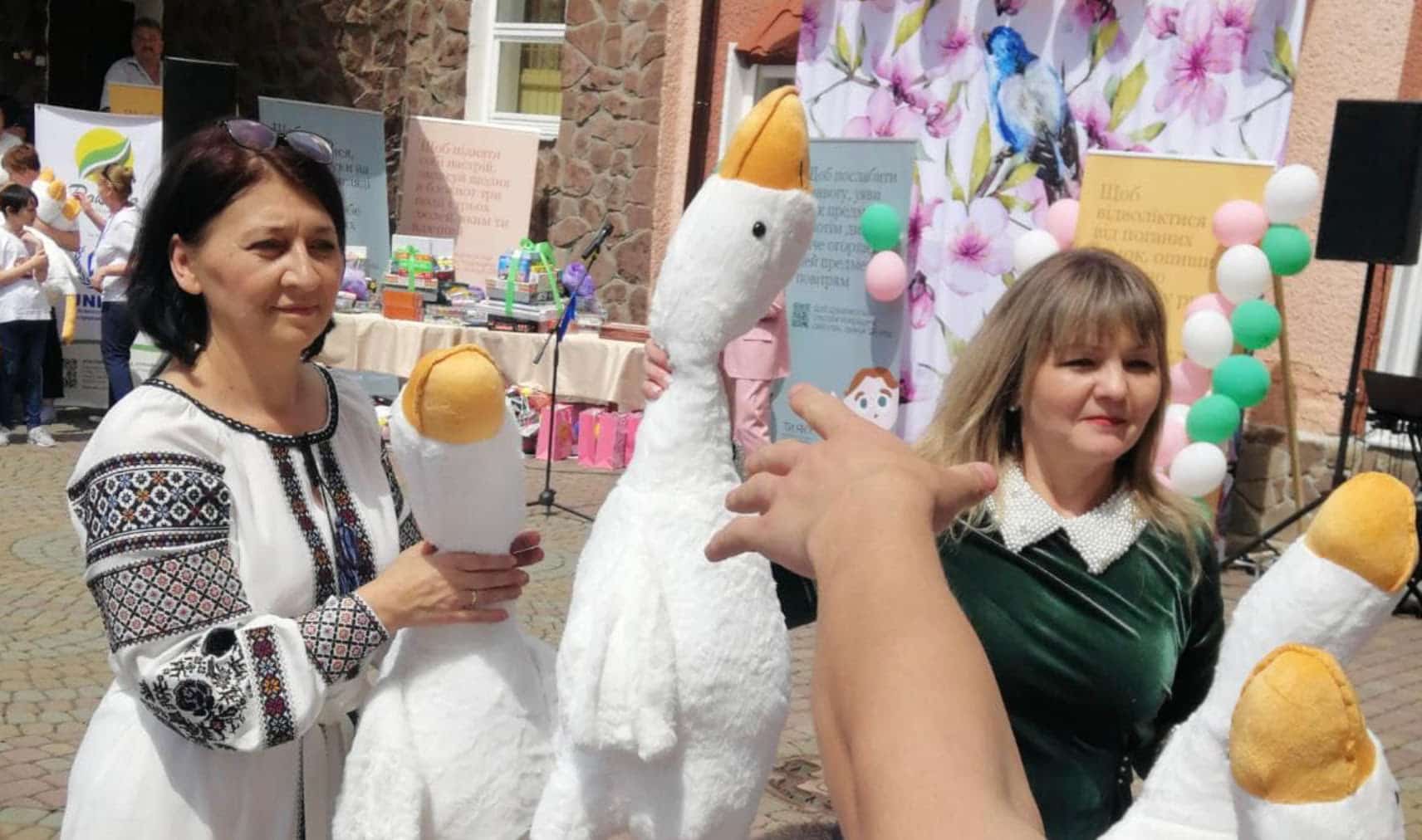 У Долині дітям на святі роздали іграшки, а потім забрали (ФОТО)