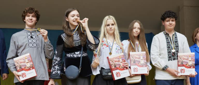 У Франківську відзначили 208 випускників-медалістів (СПИСОК, ФОТО)