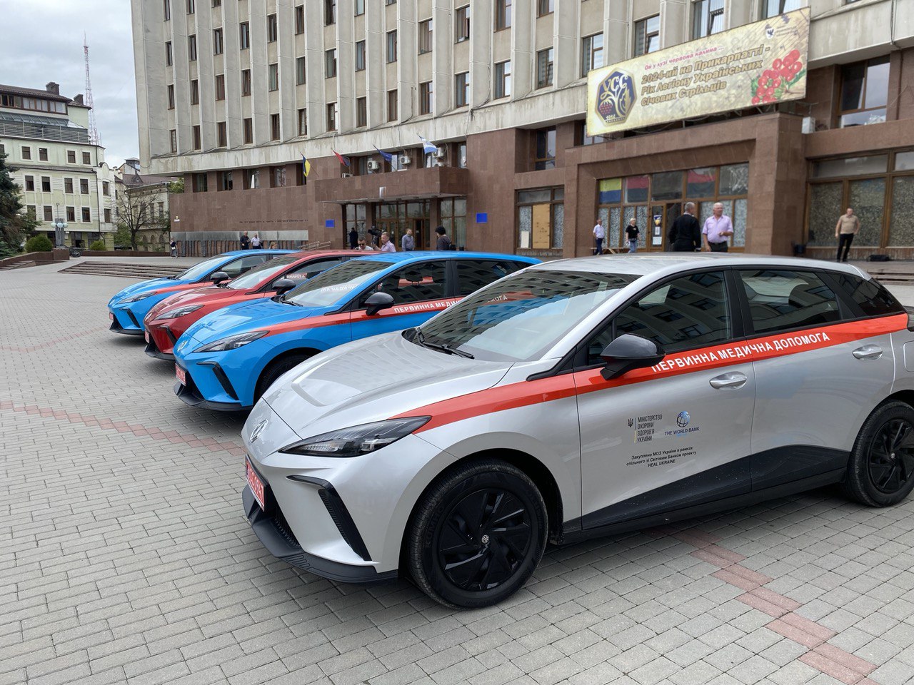 “Майже втричі дешевше, ніж на бензині”: чотири громади отримали електромобілі для медзакладів (ФОТО)