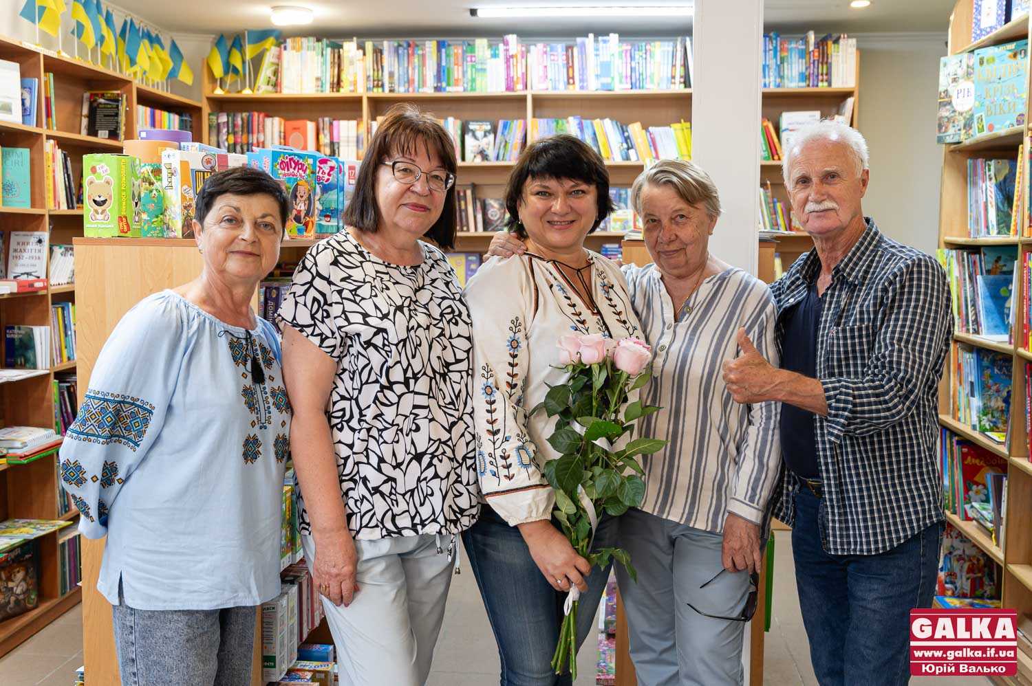 У херсонському офісі після обстрілів дірка в даху: переселенка відкрила книгарню у Франківську (ФОТО)