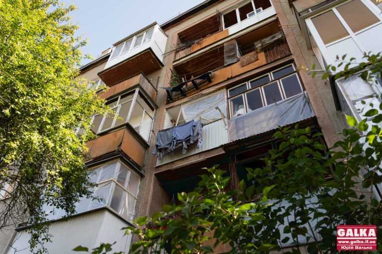 Підʼїзди досі без вікон після атаки рф: у мерії розповіли, коли усунуть пошкодження