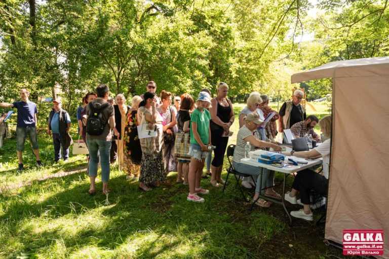 Як у Франківську приймають заяви на компенсацію для мешканців, квартири яких постраждали внаслідок російської атаки (ФОТОРЕПОРТАЖ)