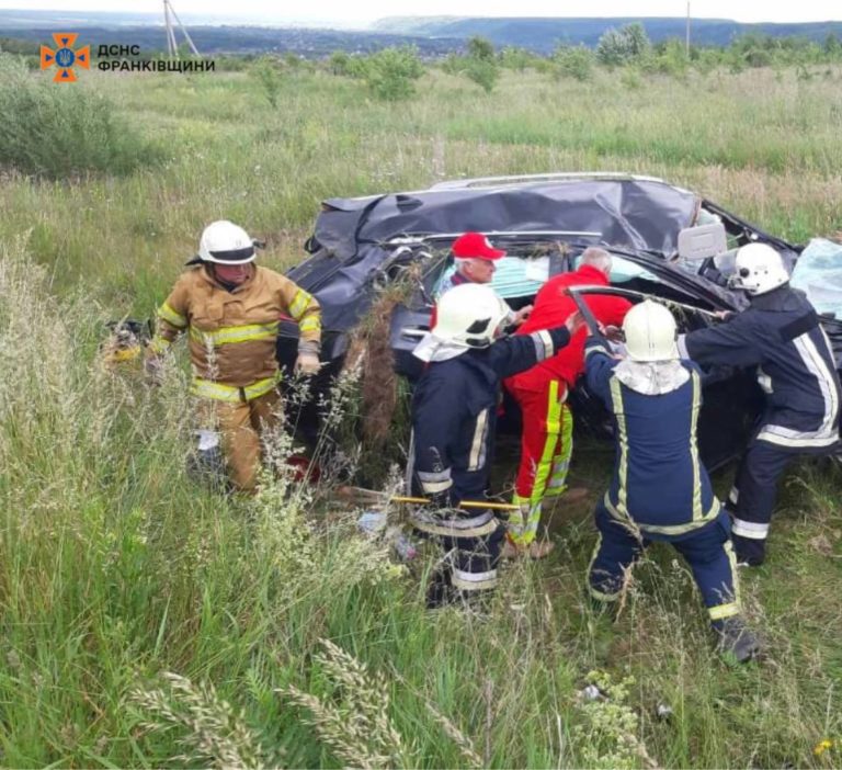 ДТП на Надвірнянщині: автомобіль опинився у кюветі (ФОТО)