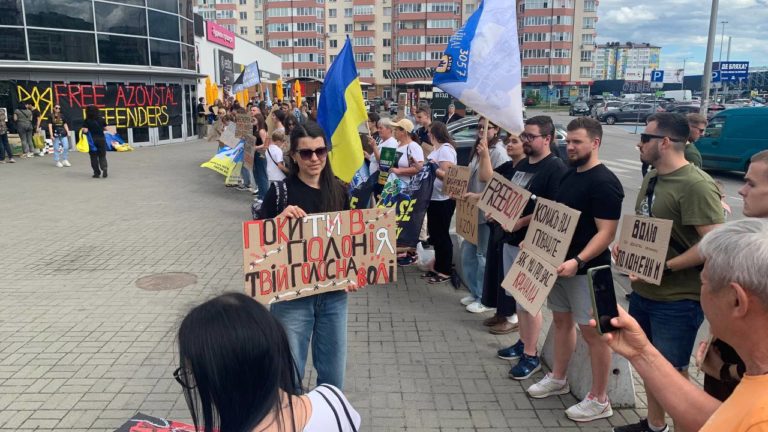 У Франківську провели щотижневу акцію на підтримку полонених оборонців Маріуполя (ФОТО)