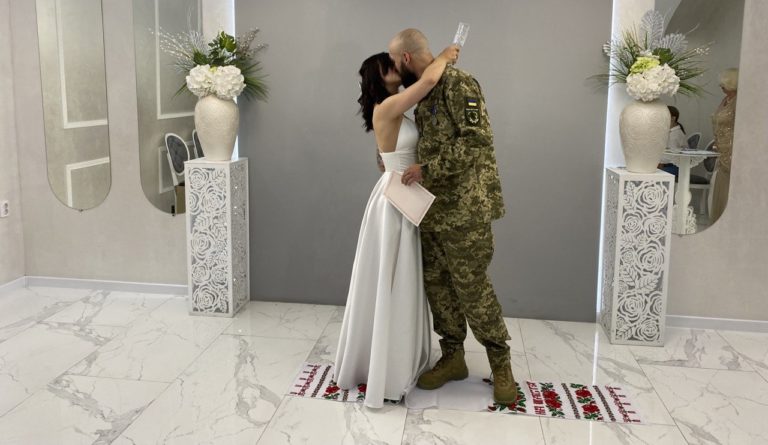 З окопу на рушник: франківець Богдан Гучок взяв відпустку, щоб одружився з коханою (ФОТО)