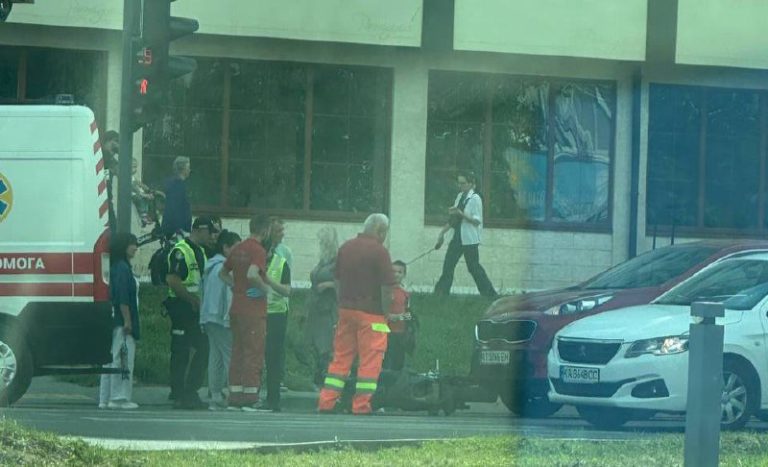 У Франківську на Стуса зіткнулися авто та мотоцикл: одна з водійок – в лікарні (ФОТО)