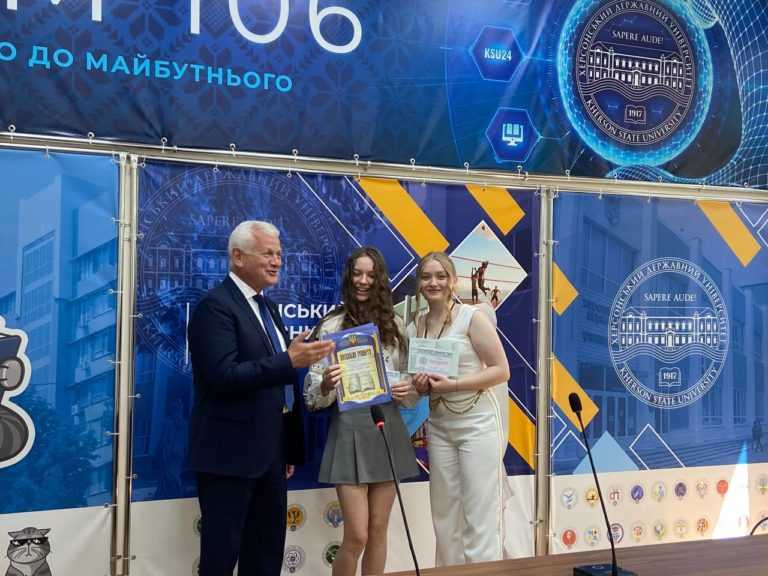 Майже всі плакали: у Франківську херсонські випускники отримали свідоцтва про закінчення школи (ФОТО)