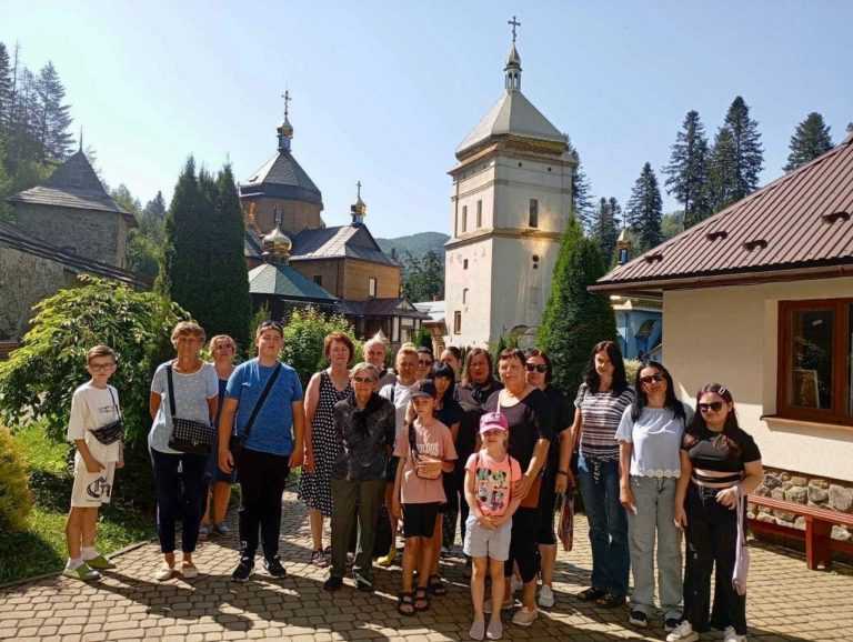 Рідних загиблих захисників з Прикарпаття повезли на екскурсію святинями області (ФОТО)