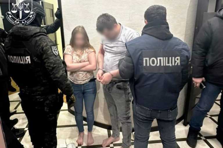 На Прикарпатті викрили шахраїв, які випрошували гроші через зламані сторінки людей