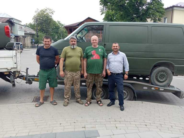 Волонтери Кутської громади передали два автомобілі для ЗСУ (ФОТО)