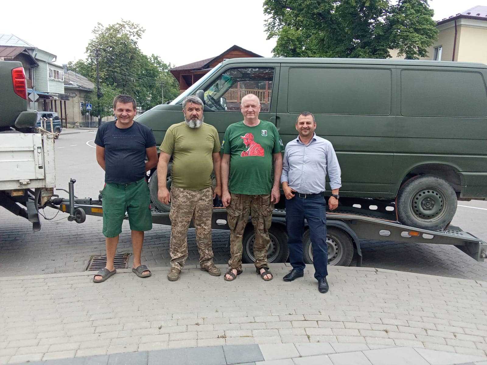 Волонтери Кутської громади передали два автомобілі для ЗСУ (ФОТО)