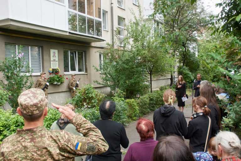 У Франківську відкрили анотаційну дошку воїну Роману Василенко-Бабію (ФОТО)