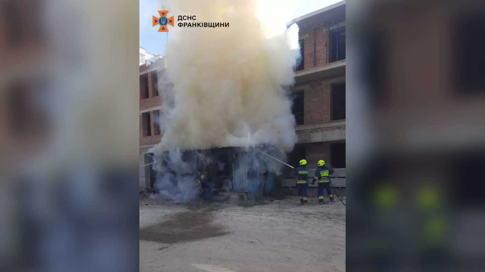 Зранку на будові в Івано-Франківську горів вагончик (ФОТОФАКТ)