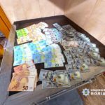 гроші за послугу із втечі з України