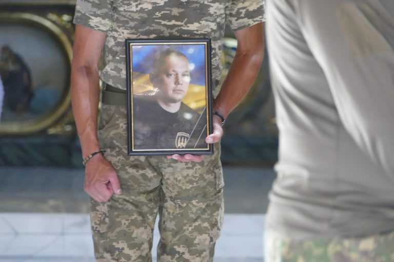 10 років боротьби за життя: Калуська громада попрощалася з воїном Олегом Івахнюком (ФОТО)