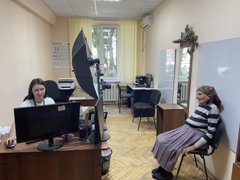 102-річна прикарпатка оформила собі закордонний паспорт: це вперше в історії УДМС (ФОТОФАКТ)