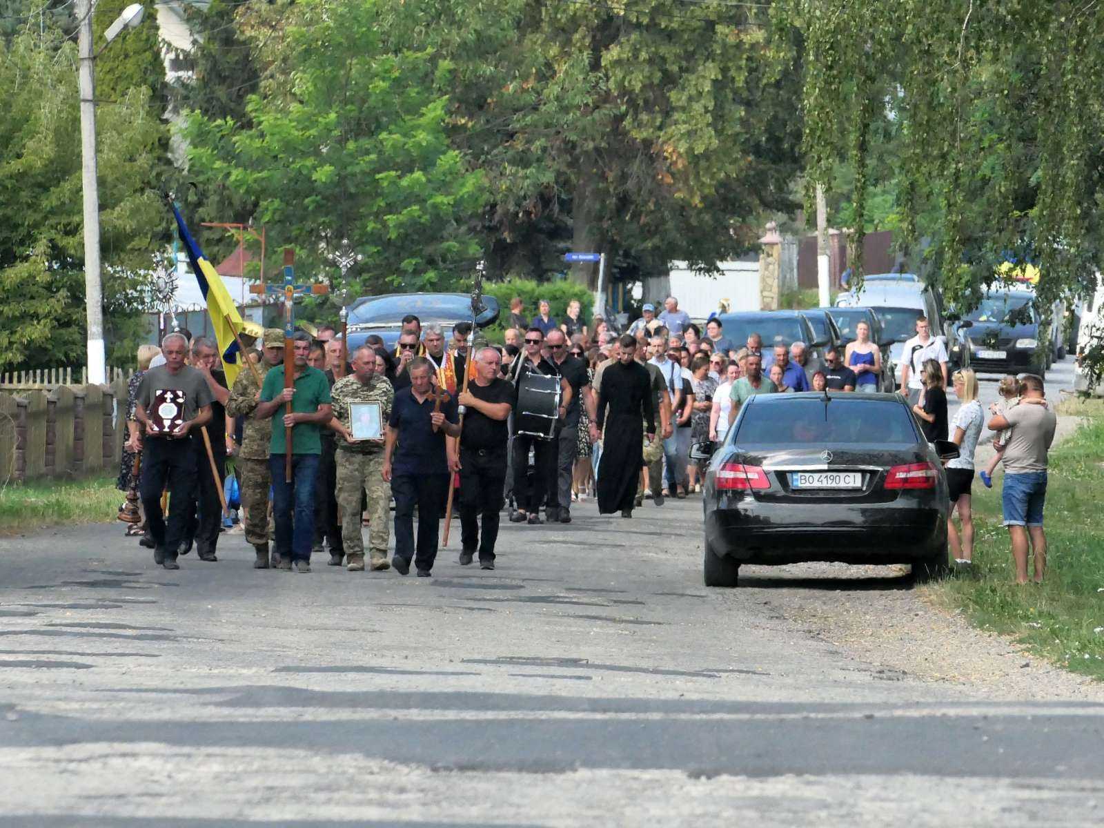 У Тисменицькій громаді попрощалися із військовослужбовцем Володимиром Назаруком