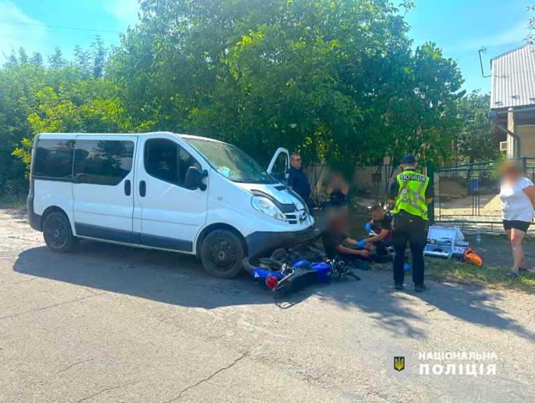 На Коломийщині 18-річна водійка без посвідчення зіткнулась з мотоциклом: 8-річний пасажир в лікарні (ФОТО)