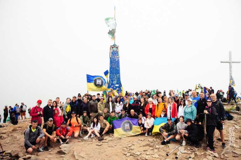Прапор франківського 50 полку Нацгвардії з іменами загиблих і зниклих безвісти замайорів на Говерлі (ФОТО)