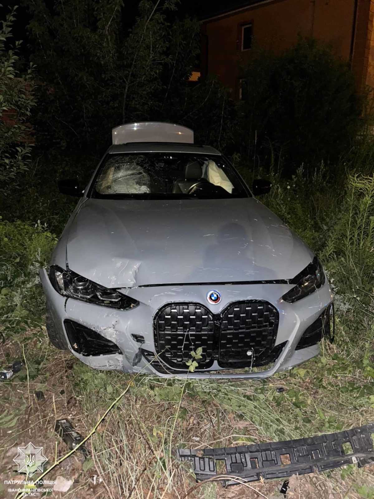 Не впорався з керуванням: у Франківську водій на BMW зніс паркан (ФОТОФАКТ)