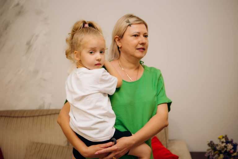 Взяли під опіку 5 дітей і планують ще: як подружжя з Херсонщини живе у Коломиї (ФОТО)