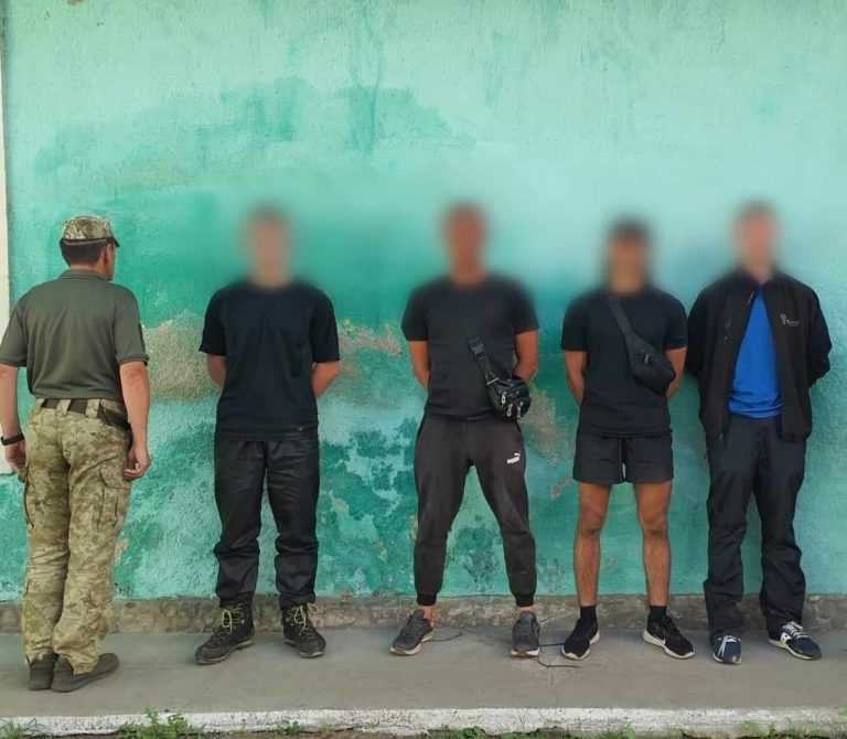 Франківці, одесити, харків’яни, львів’яни та кияни: на кордоні затримали 15 “туристів” (ФОТО)