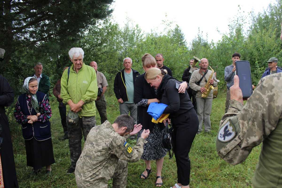 У Делятині на Алеї слави поховали захисника з Луганщини (ФОТО)