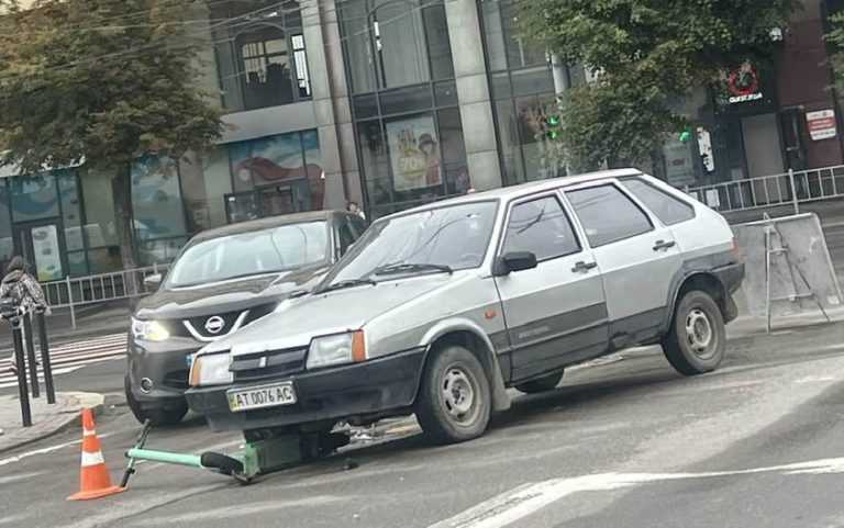 У Франківську автівка наїхала на електросамокат, є травмований (ФОТОФАКТ)