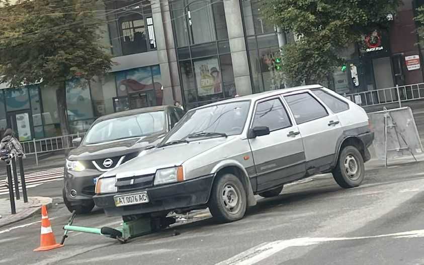 У Франківську автівка наїхала на електросамокат, є травмований (ФОТОФАКТ)
