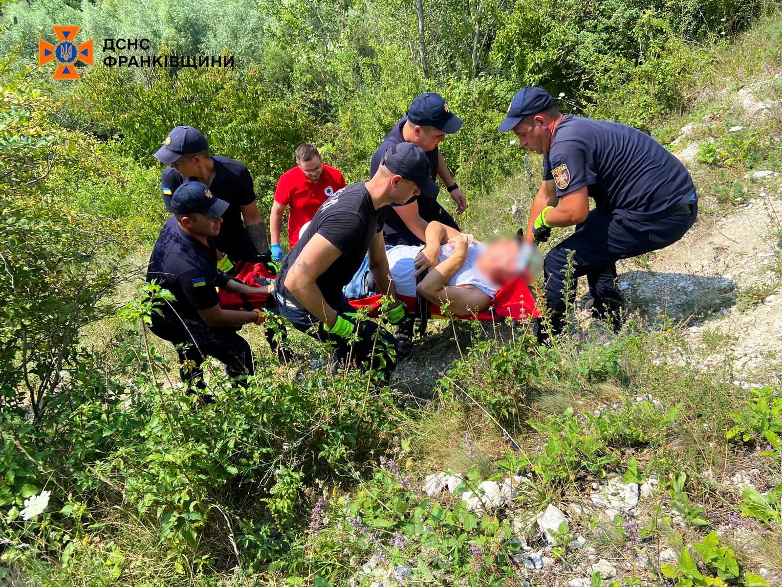 У Вовчинецьких горах травмувався чоловік: його спускали на ношах (ФОТО)