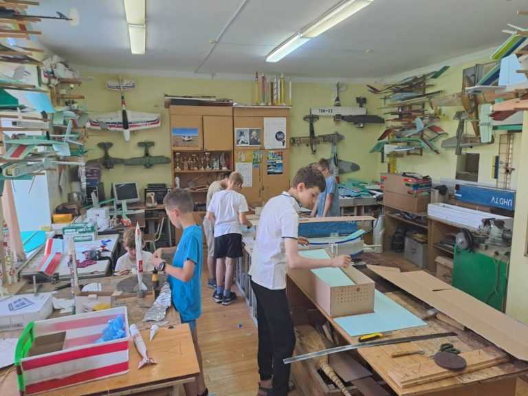 Які заняття та розваги є в франківських літніх школах