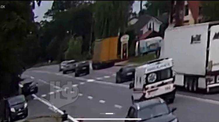 На Калущині зіткнулися “швидка” і BMW: водій автівки “йшов на обгін” (ВІДЕО)