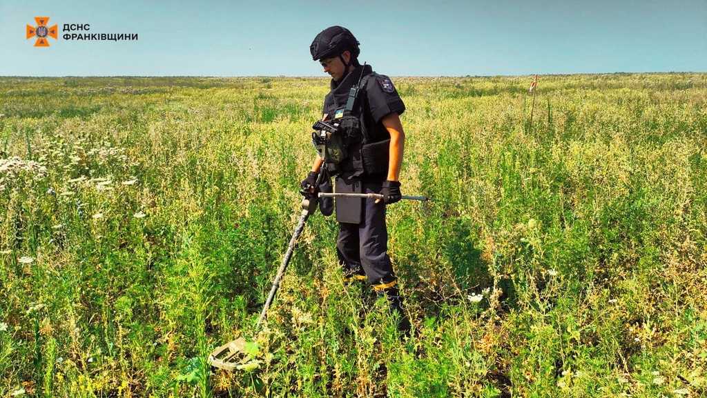 Ще близько 33 гектари Донеччини розмінували прикарпатські піротехніки (ФОТО)