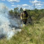 вогнеборці гасять пожежу сухої трави