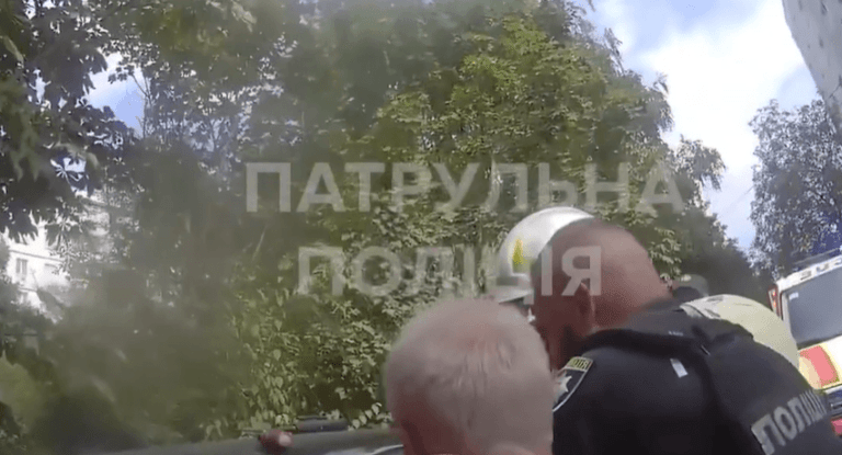 У Франківську зі зачиненої автівки врятували малюка (ВІДЕО)
