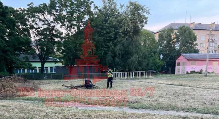 У Франківську на шкільному спортмайданчику знайшли предмет, схожий на гранату (ФОТОФАКТ, ОНОВЛЮЄТЬСЯ)