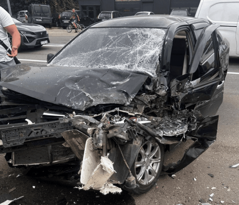 На Максимовича седан врізався у ВАЗ, а після – у ще дві автівки: водій у лікарні (ФОТО З МІСЦЯ)
