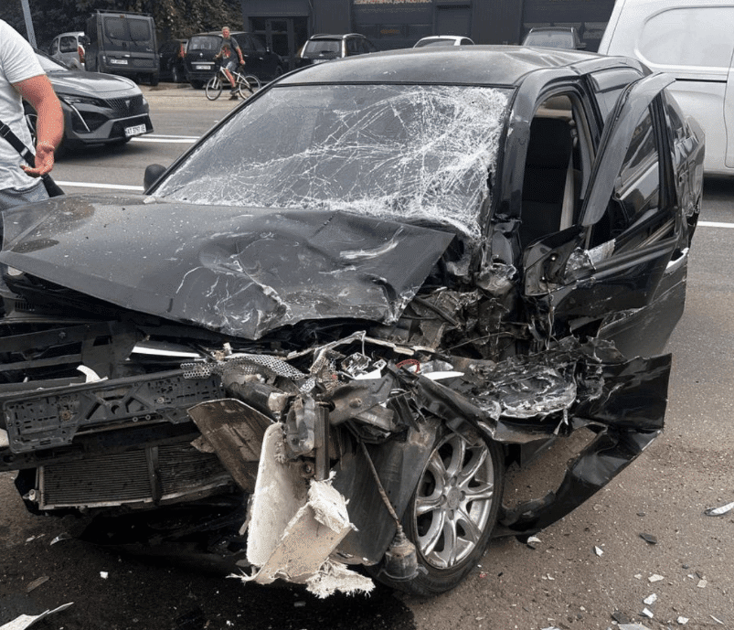 На Максимовича седан врізався у ВАЗ, а після – у ще дві автівки: водій у лікарні (ФОТО З МІСЦЯ)