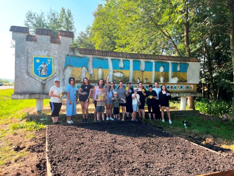 В Тлумачі родини Захисників засіяли клумбу соняхами та волошками, в пам’ять про загиблих та зниклих безвісти (ФОТОФАКТ)